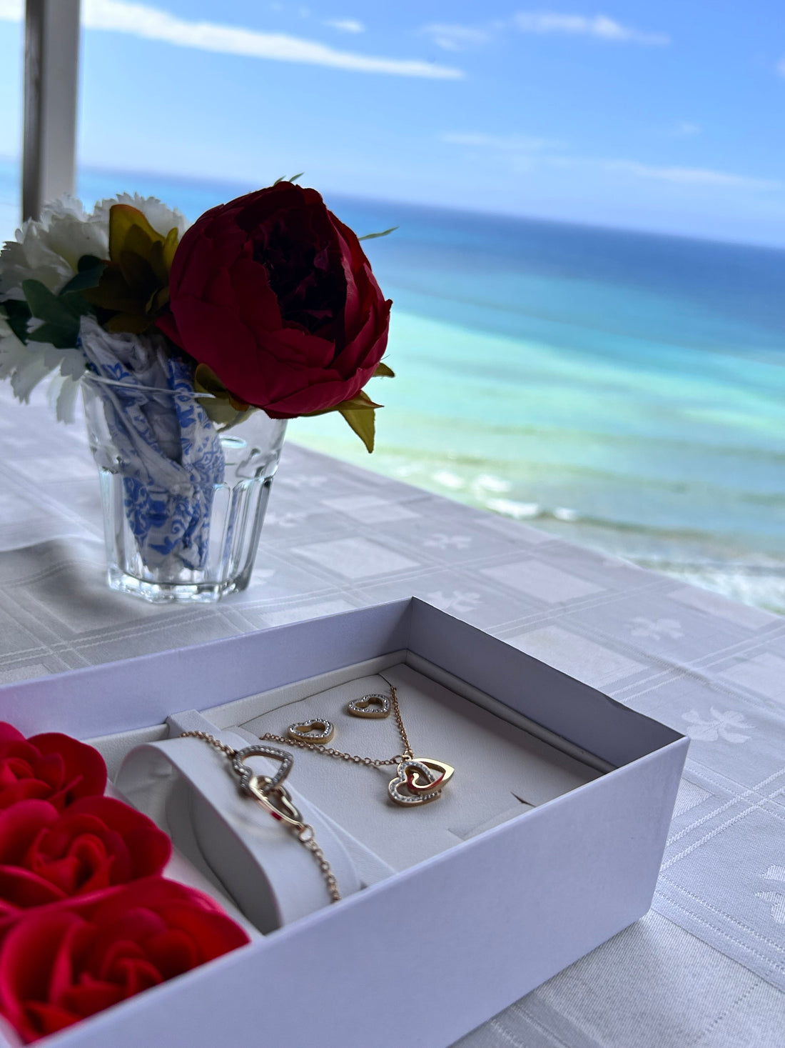 <img src="coffret-montre-rose.jpg" alt="Coffret cadeau montre et bijoux avec roses artificielles tendance 2025">